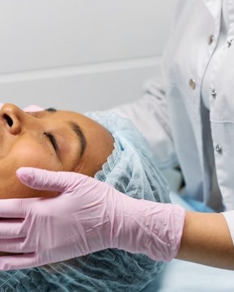 Klinika medycyny estetycznej oferuje zabieg z użyciem biostymulatory skóry